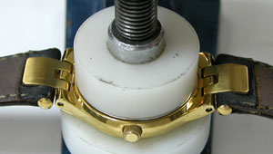腕時計メンテナンスの修理工具/小型裏蓋閉めプレス器使用例1